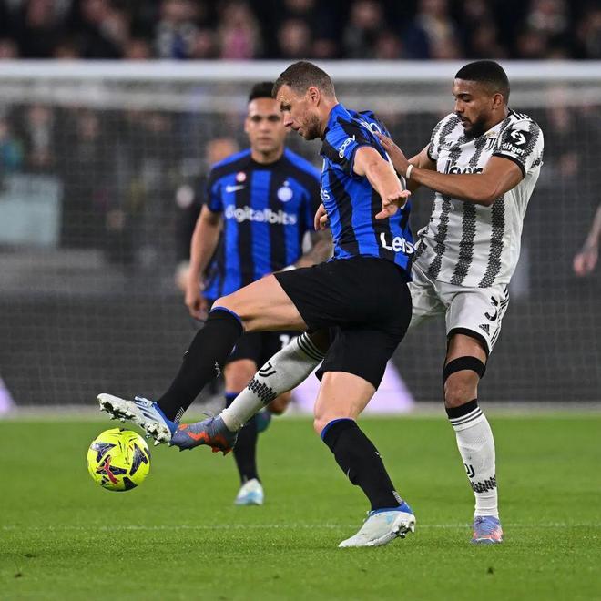 通过公益基 通过公益基