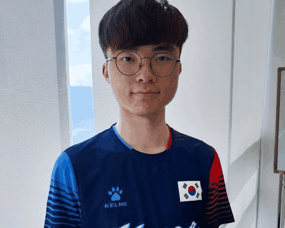 在边线发球